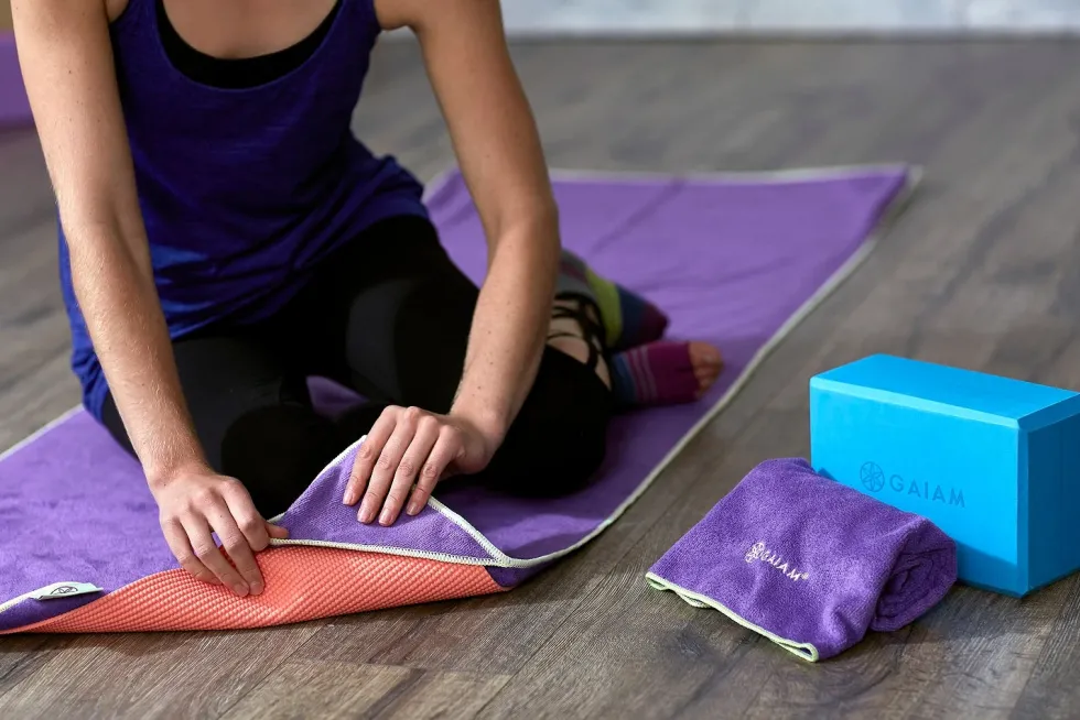Gaiam Stay Put Yoga Handdoek - Purple