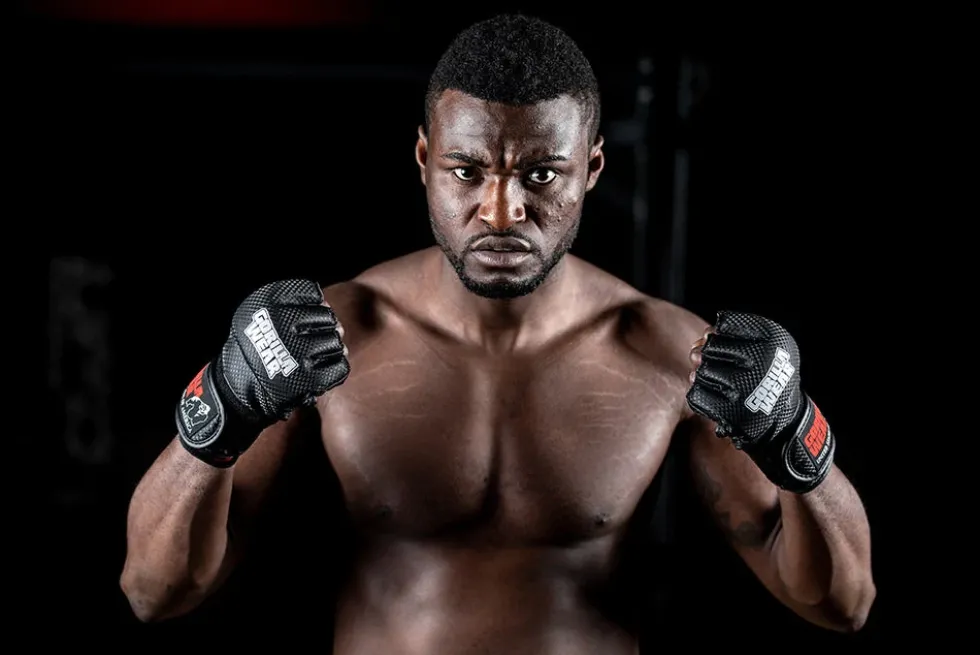 Gorilla Wear Manton MMA Handschoenen (Met Duim) - Zwart/Wit