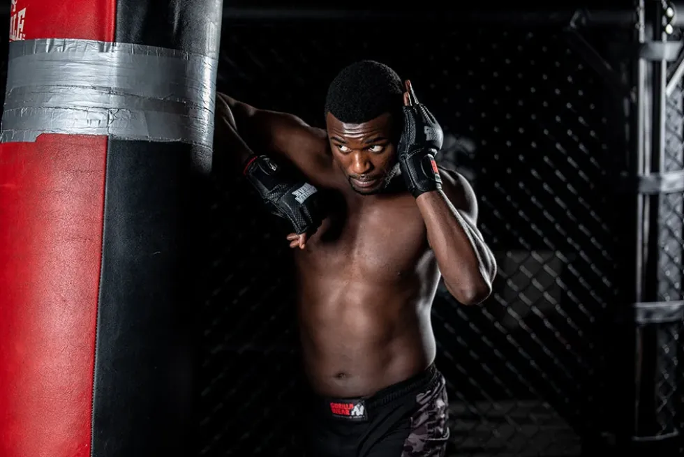Gorilla Wear Manton MMA Handschoenen (Met Duim) - Zwart/Wit